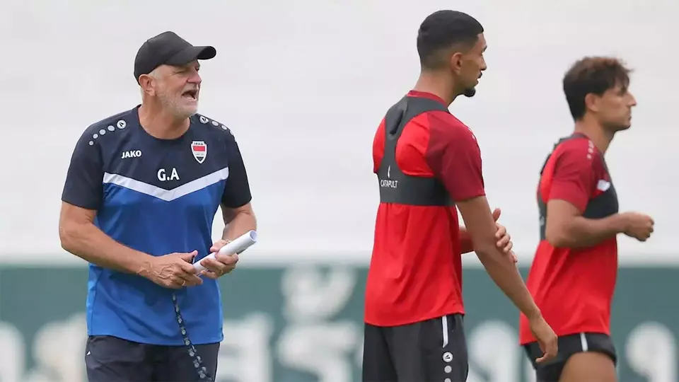 Pelatih Irak, Graham Arnold, meminta FIFA menunda play-off Piala Dunia 2026 akibat konflik Timur Tengah yang melumpuhkan logistik dan penerbangan timnas Irak. (BeIn Sports/DOK)
