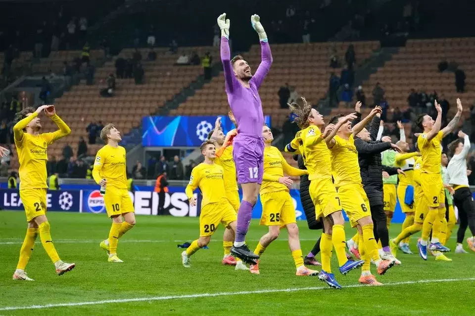 Para pemain Bodo/Glimt merayakan kemenangan pada akhir pertandingan sepak bola babak play-off Liga Champions melawan Inter Milan di Stadion San Siro di Milan, Italia, Selasa, 24 Februari 2026. (AP/Luca Bruno)