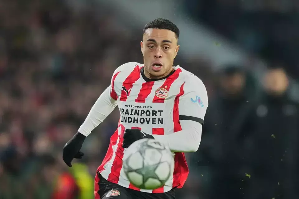 Pemain PSV Sergino Dest. (AP/Peter Dejong)