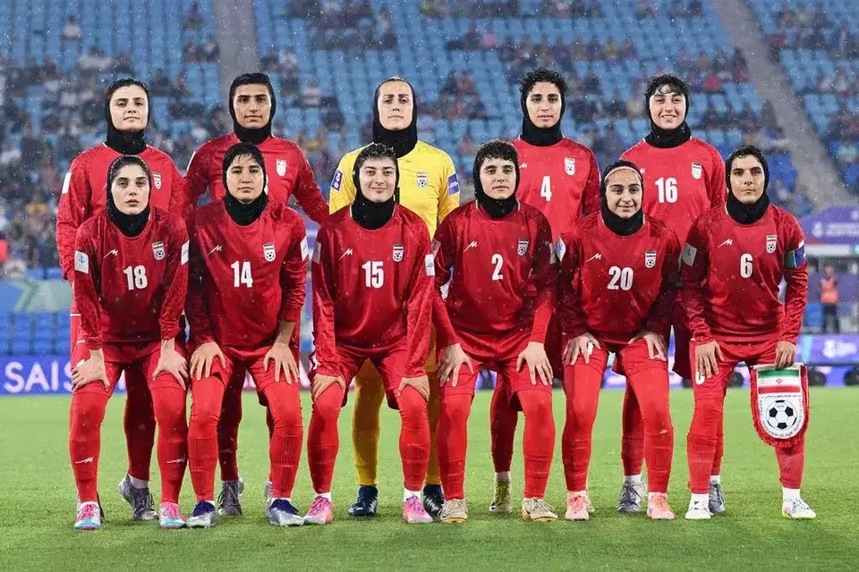 Para pemain Iran berpose menjelang pertandingan sepak bola Piala Asia Wanita melawan Filipina di Robina, Australia, Minggu, 8 Maret 2026. (AP/Dave Hunt)