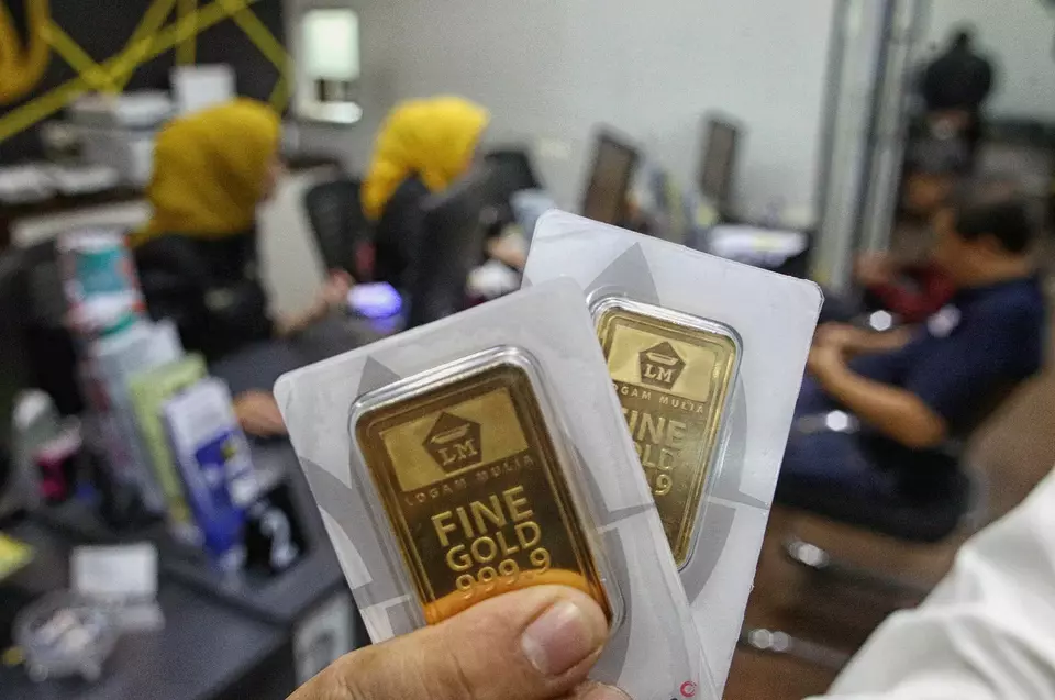 Petugas melayani warga yang memesan emas Antam di Butik Emas Logam Mulia Antam Jalan TB Simatupang, Jakarta Selatan. (Berita Satu Photo/Joanito De Saojoao)