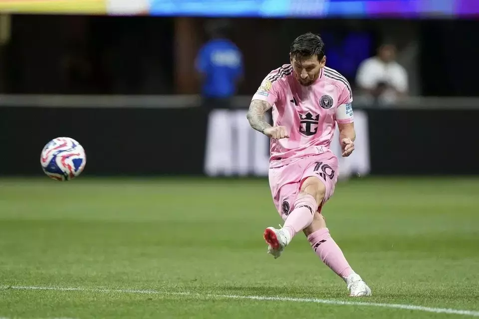 Lionel Messi dari Inter Miami mencetak gol kedua bagi timnya selama pertandingan sepak bola grup A Piala Dunia Antarklub menghadapi FC Porto di Atlanta. 
 (AP/AP)