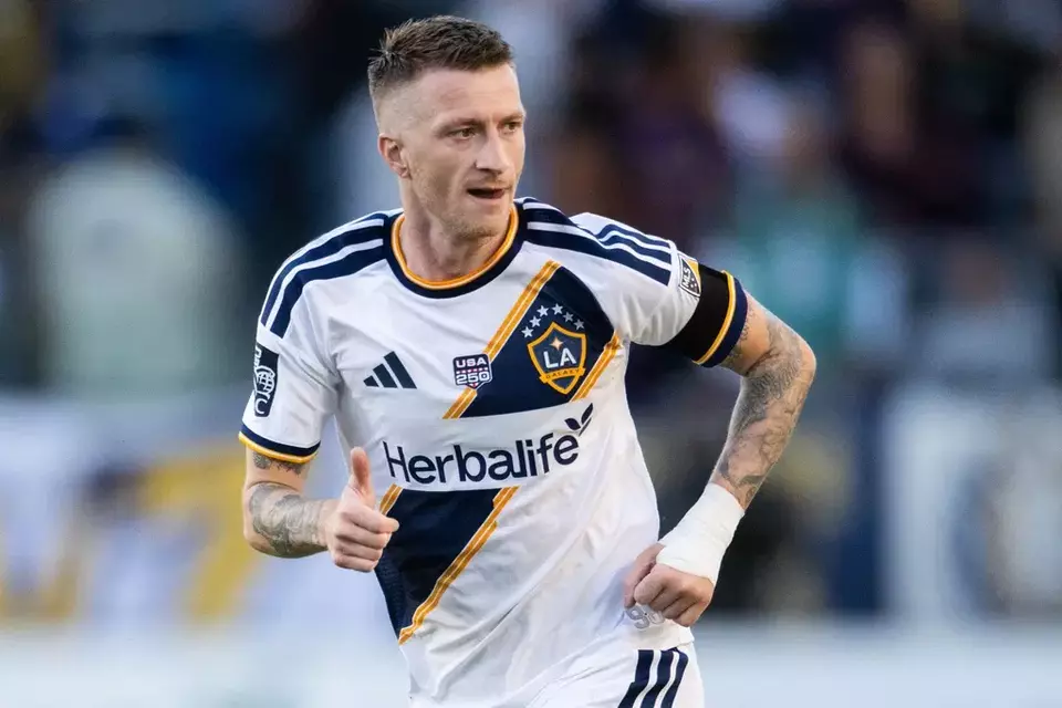 Gelandang LA Galaxy Marco Reus pada pertandingan sepak bola MLS melawan New York City FC, Minggu, 22 Februari 2026, di Carson, California.  (AP/Kyusung Gong)