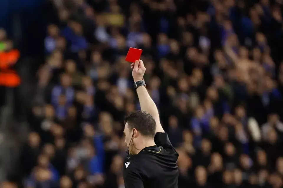 Rekor Kontroversial: Duel Lapangan Hijau yang Paling Banyak Mengeluarkan Kartu Merah Sepanjang Sejarah
