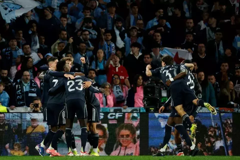 Para pemain Real Madrid melakukan selebrasi pada pertandingan sepak bola Liga Spanyol melawan Celta Vigo di Vigo, Spanyol, Jumat, 6 Maret 2026.  (AP/Lalo R Villar)