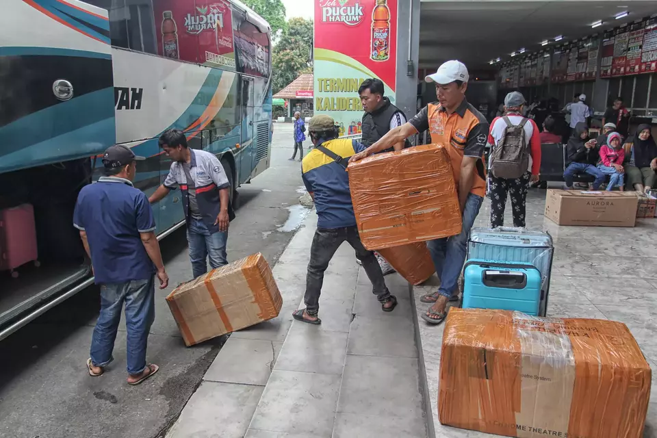 Awak bus memasukan barang bawaan penumpang di Terminal Kalideres, Jakarta Barat, Jumat 6 Maret 2026. (Berita Satu Photo/Joanito De Saojoao)
