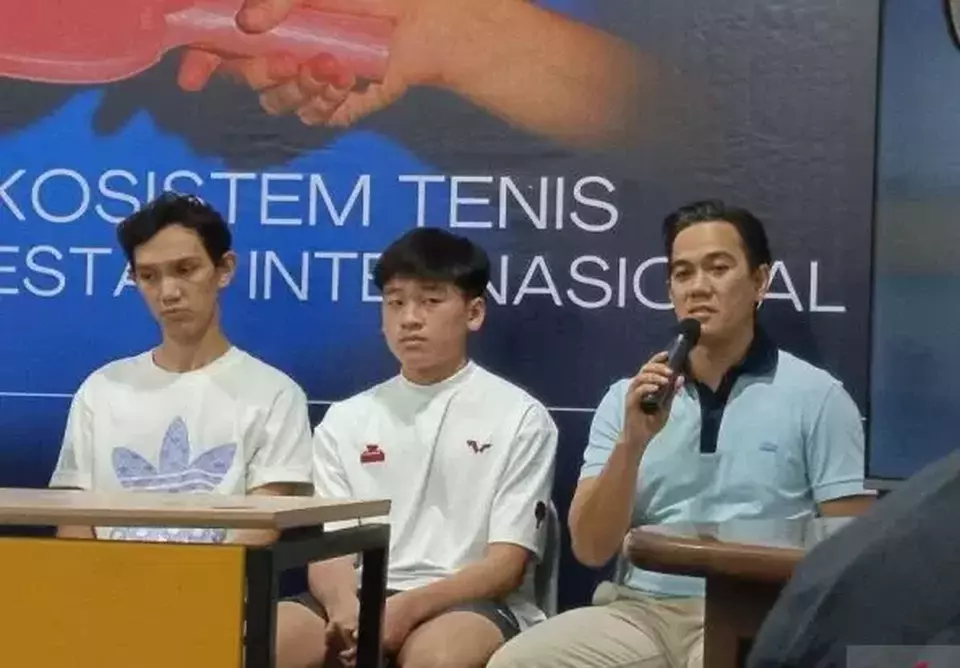 Atlet tenis meja Indonesia Michael Hartono (tengah) menjawab pertanyaan wartawan dalam kegiatan di Jakarta, Senin 9 Maret 2026 malam. (AP/Donny Aditra)