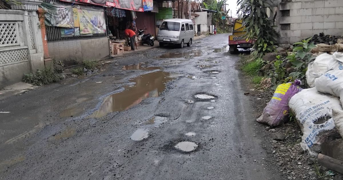 Jalan Rusak di Wilayah Cibungbulang-Ciampea Dikeluhkan Warga, Pemkab Bogor Diminta Bertindak