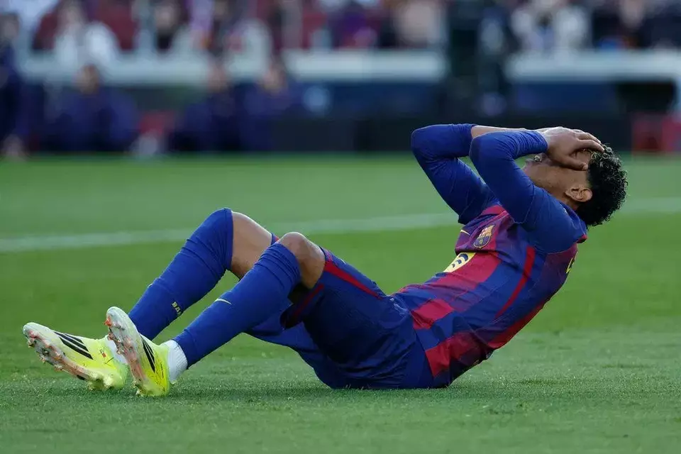 Pemain Barcelona Lamine Yamal saat mengklaim penalti pada pertandingan sepak bola La Liga Spanyol melawan Mallorca di Barcelona, ??Spanyol, Sabtu, 7 Februari 2026. (AP/Joan Monfort)