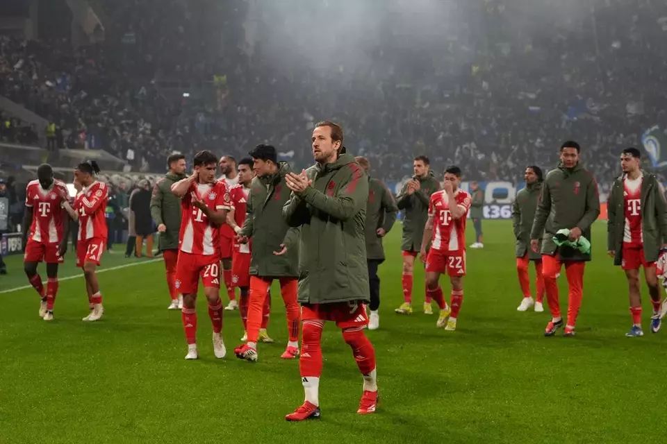 Penyerang Harry Kane dari FC Bayern Munich memberikan tepuk tangan kepada para suporter setelah pertandingan babak 16 besar UEFA Champions League melawan Atalanta di Bergamo, Italia, Rabu 11 Maret 2026 dini hari WIB. (AP Photo/Luca Bruno)