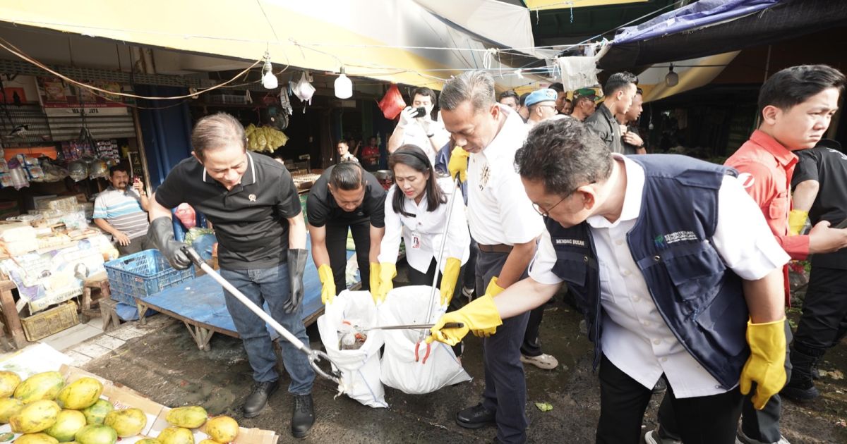 Menteri Perdagangan Budi Santoso bersama Menteri Lingkungan Hidup Hanif Faisol Nurofiq menggelar aksi kerja bakti atau korve di Pasar Kramat Jati, Jakarta Timur, Rabu (11/3/2026). Foto pribadi.