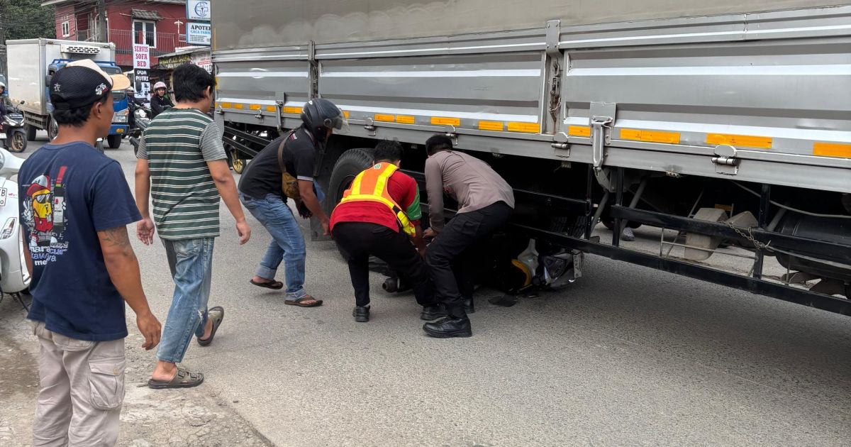 Detik-detik penyelamatan korban kecelakaan lalu lintas di Jalan Tegal Danas, Kabupaten Bekasi, Rabu (11/3) sore. Personel Batalyon D Pelopor Satbrimob Polda Metro Jaya.