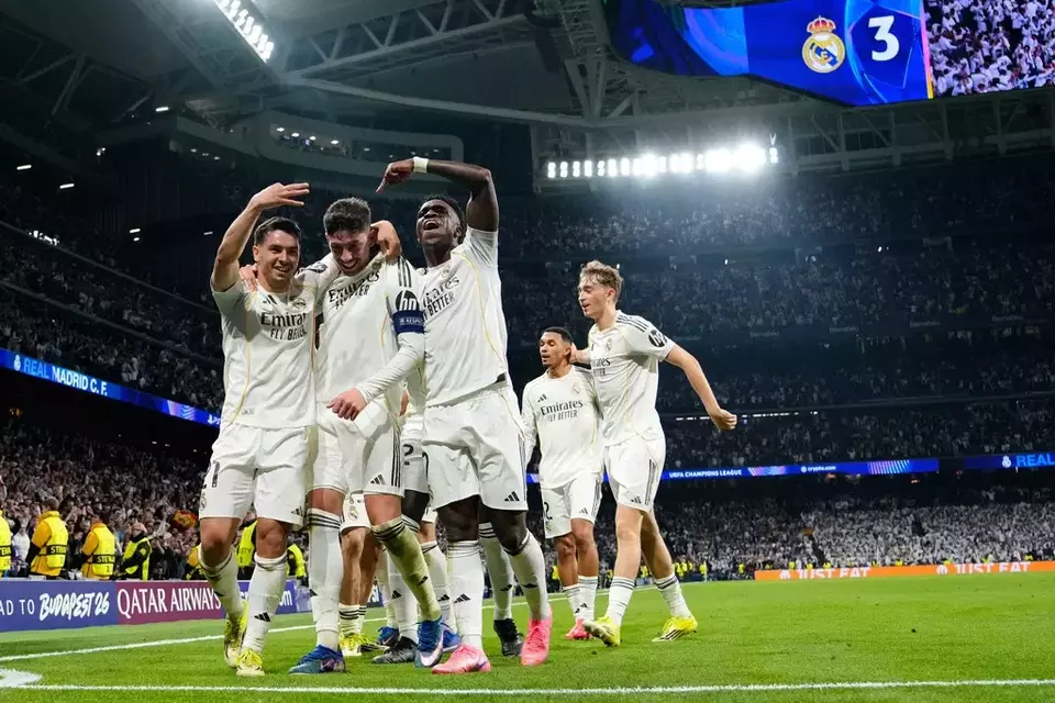 Real Madrid bantai Man City 3-0 di leg 16 besar UCL. Hat-trick Federico Valverde dan ketangguhan Courtois di bawah mistar kunci kemenangan telak Los Blancos. (AP/Jose Breton)