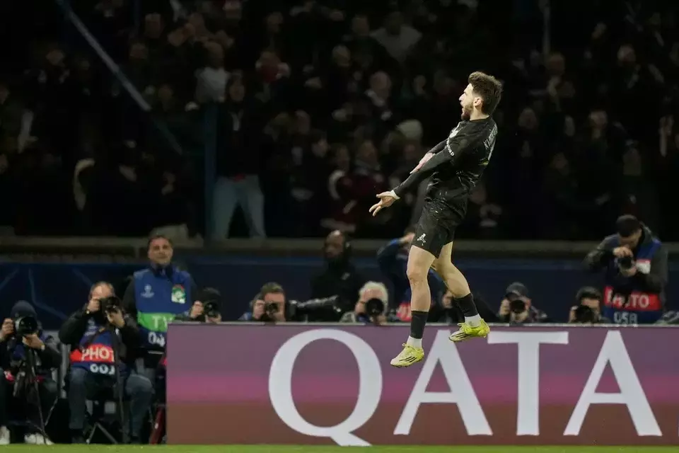 Pemain PSG Khvicha Kvaratskhelia merayakan gol pada pertandingan leg pertama babak 16 besar Liga Champion melawan Chelsea, di Paris. (AP/AP)