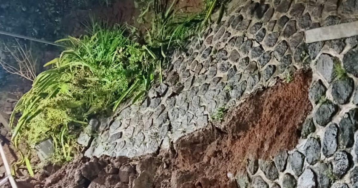 TPT Roboh di Kampung Cirumampa Garut, Sekdes Cihaurkuning Minta BPBD dan Dinas PUPR Segera Lakukan Inspeksi dan Perbaikan