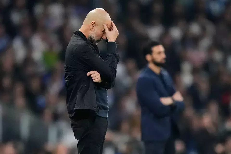 Pep Guardiola akui peluang Man City tipis usai kalah 3-0 dari Real Madrid. Meski babak belur, Pep tegaskan timnya tetap akan berjuang di leg kedua pekan depan. (AP/Jose Breton)