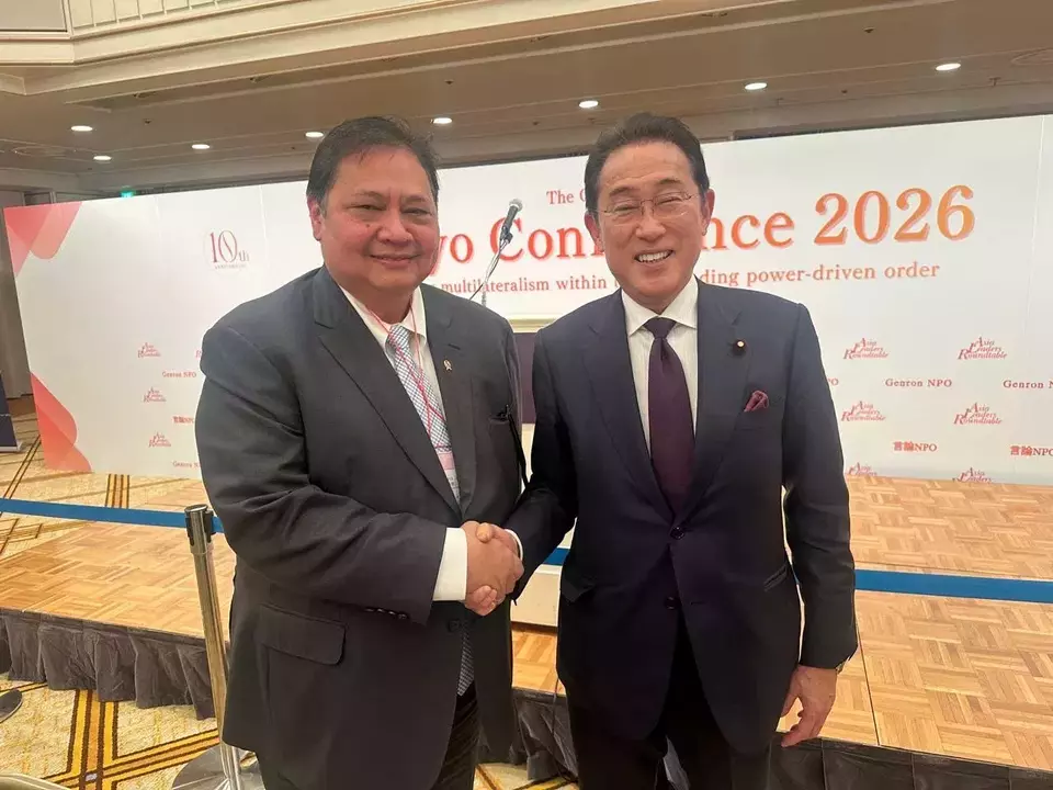 Menteri Koordinator Bidang Perekonomian Airlangga Hartarto bersama dengan Mantan Perdana Menteri Jepang Fumio Kishida pada rangkaian acara Tokyo Conference 2026 yang diselenggarakan di Tokyo, Jepang. (Kemenko Perekonomian/Istimewa)