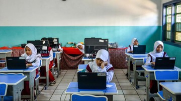 Gladi bersih TKA di SDN Ciujung, Bandung, Jawa Barat. Kemendikdasmen beri jawaban soal server gladi bersih TKA yang eror. Foto: ANTARA FOTO/Raisan Al Farisi
