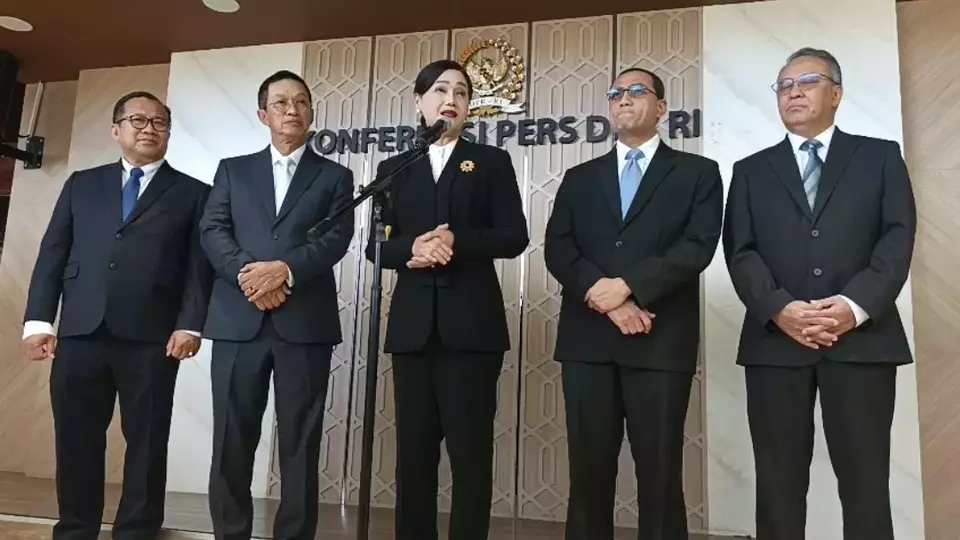 Ketua Dewan Komisioner Otoritas Jasa Keuangan (DK OJK) terpilih, Friderica Widyasari Dewi (tengah) saat menyampaikan fokus kerja OJK sesuai DK OJK periode 2026-2031 disahkan oleh DPR, Kamis, 12 Maret 2026.  (Beritasatu.com/Akmalal Hamdhi)