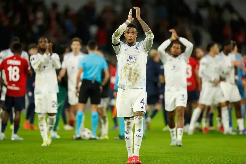 Pemain Aston Villa Ezri Konsa bereaksi setelah pertandingan leg pertama babak 16 besar Liga Europa antara Lille dan Aston Villa di Lille, Prancis. (AP/AP)