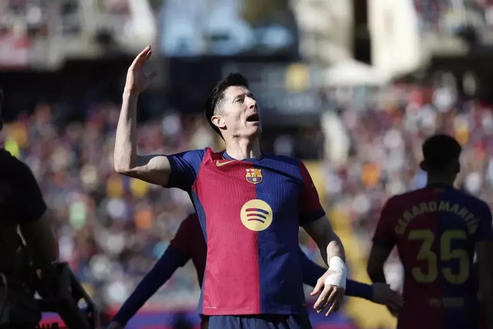 Pemain Barcelona Robert Lewandowski merayakan golnya dalam pertandingan La Liga Spanyol melawan  Girona di Barcelona, ??Spanyol, Minggu, 30 Maret 2025. (AP/AP)