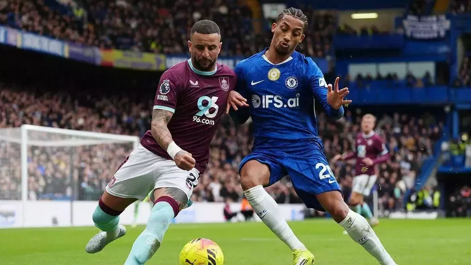 Kyle Walker dari Burnley (kiri) dan Joao Pedro dari Chelsea berebut bola selama pertandingan sepak bola Liga Premier Inggris di Birmingham, Inggris, Sabtu, 21 Februari 2026. (AP Photo/Ben Whitley)