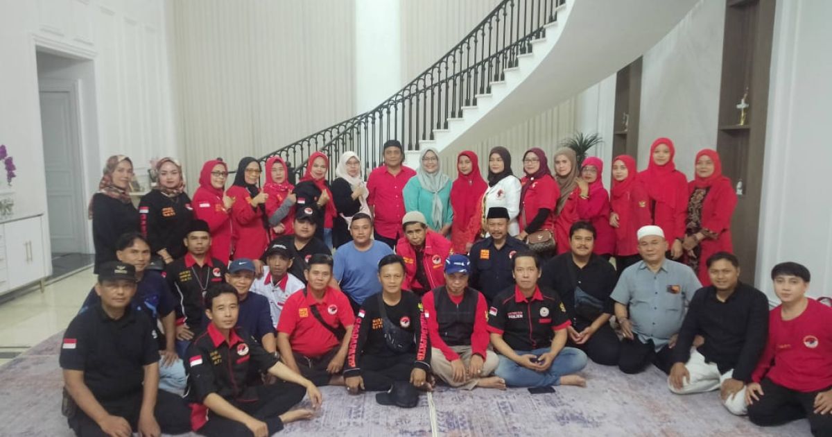 Mantan Bupati Bogor Ade Yasin berfoto bersama Ketua Umum Gardapatih Deni Maulana, Ketua Umum LBH Yapbakum Akbar Muharam, serta para pengurus dan anggota. (Foto: Syahar)