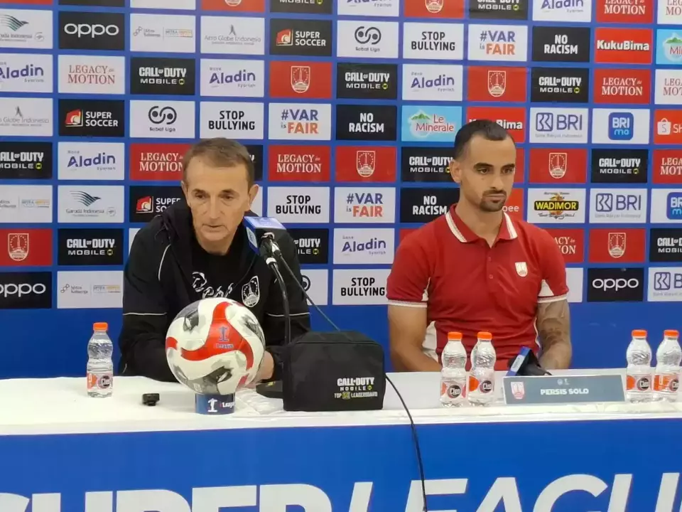 Milomir Seslija, menilai kemenangan 3-0 atas Bali United, Kamis (13/3/2026), sebagai salah satu penampilan terbaik timnya selama melatih Persis Solo. (Beritasatu.com/Wijayanti Putri)