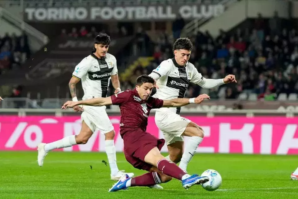 Pemain Torino Giovanni Simeone (tengah) mencetak gol pada pertandingan sepak bola Serie A Liga Italia melawan Parma, Jumat, 13 Maret 2026, di Turin, Italia. (AP/Fabio Ferrari)