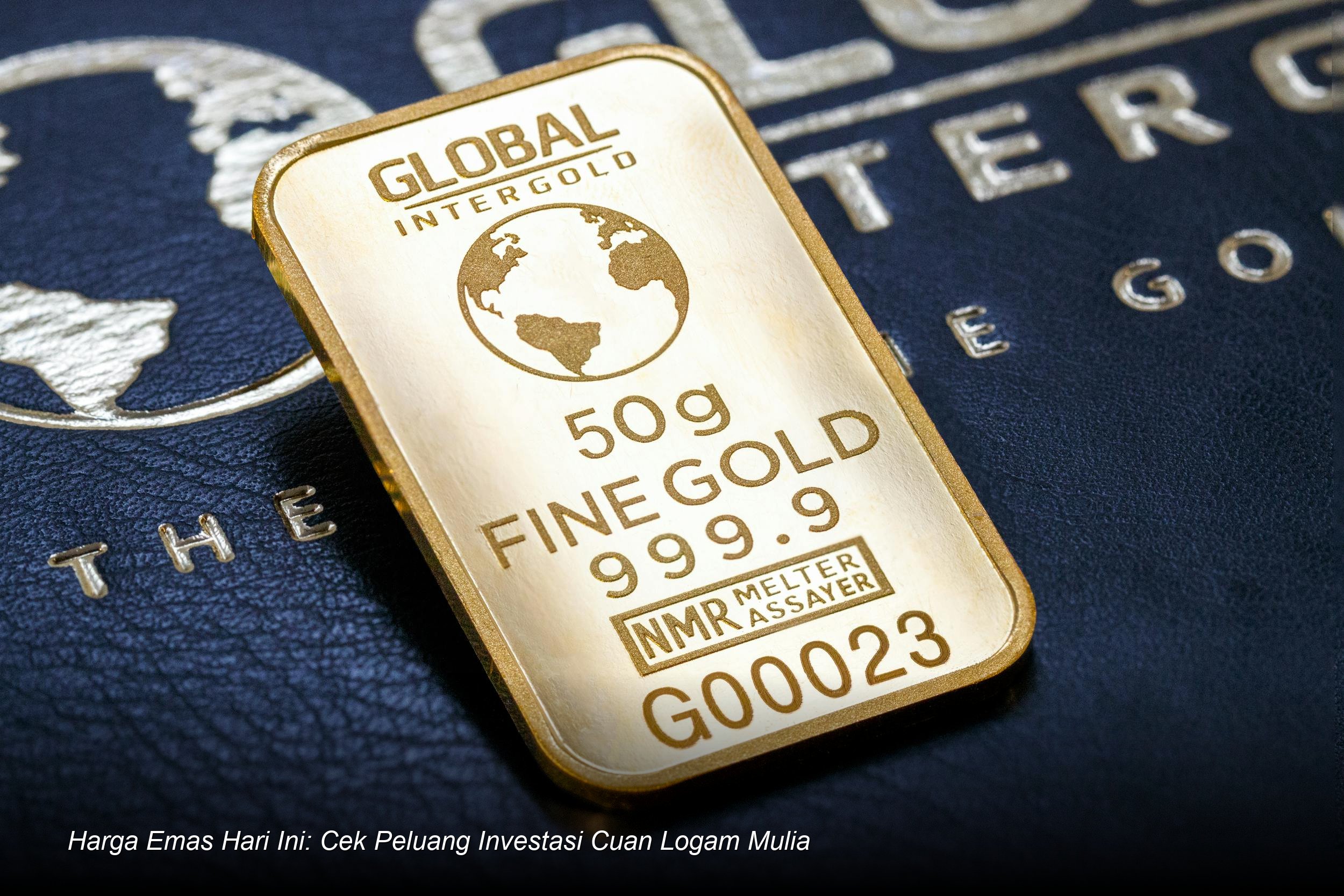 Tumpukan emas batangan dengan logo Logam Mulia yang memantulkan cahaya di atas grafik harga saham yang sedang naik.