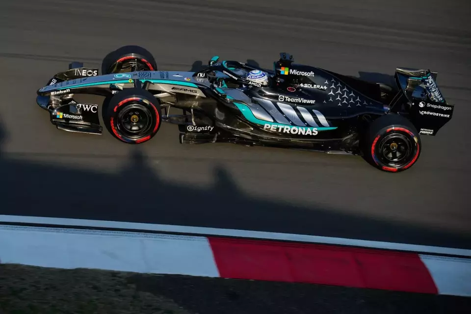 George Russell Amankan Puncak Sprint Race F1 China Setelah Pertarungan Sengit Melawan Duo Ferrari