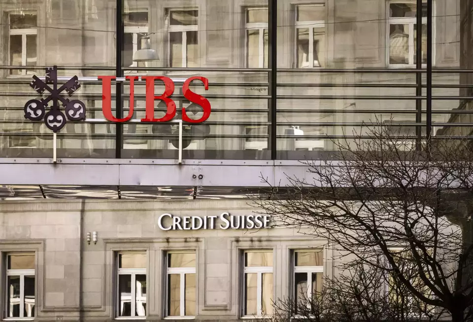 Logo Bank Swiss Credit dan UBS terlihat di dua gedung di Zurich, Swiss.  (Keystone via AP/Michael Buholzer)