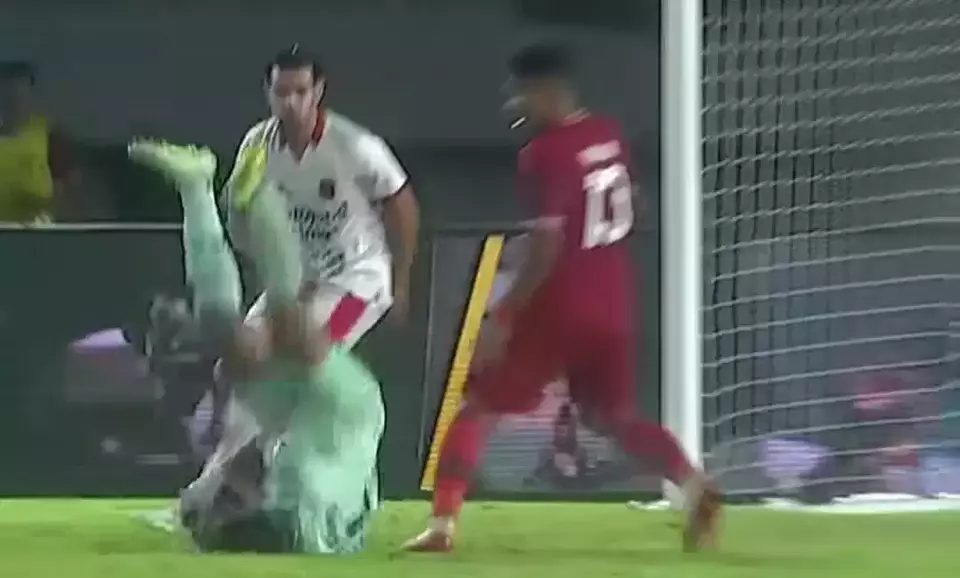 Kiper Persis Solo Muhammad Riyandi (baju hijau) mengalami cedera saat Persis Solo menghadapi Bali United. (Istimewa)