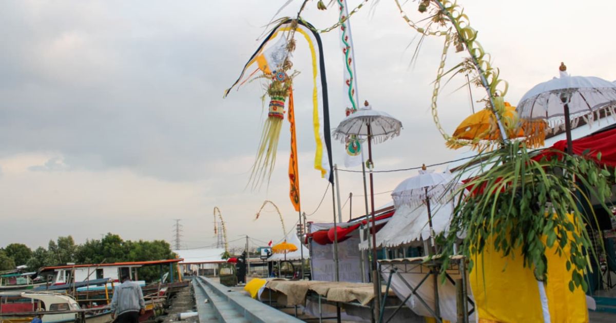 Umat Hindu Sulap Wisata Jembatan Cinta Bekasi dengan Nuansa Bali