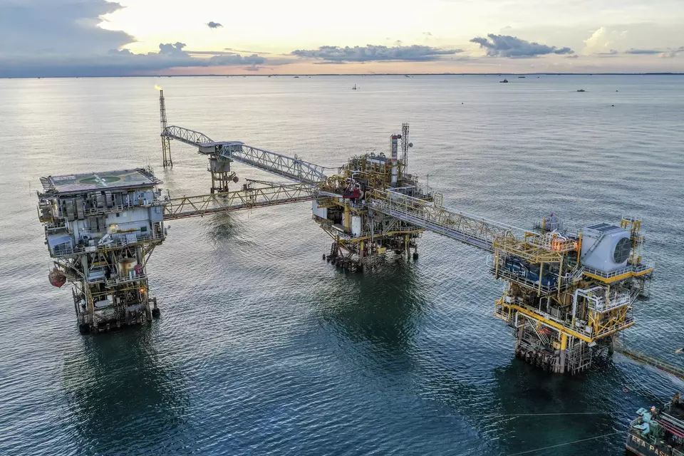 Ilustrasi pengeboran minyak lepas pantai. (Antara/Hafidz Mubarak A)