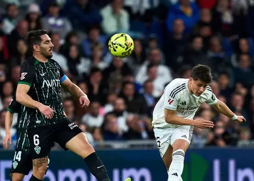 Pemain Real Madrid Arda Guler mencetak gol indah dari jarak jauh ke gawang Elche di Santiago Bernabeau, Minggu 15 Maret 2026. (X/@realmadrid)