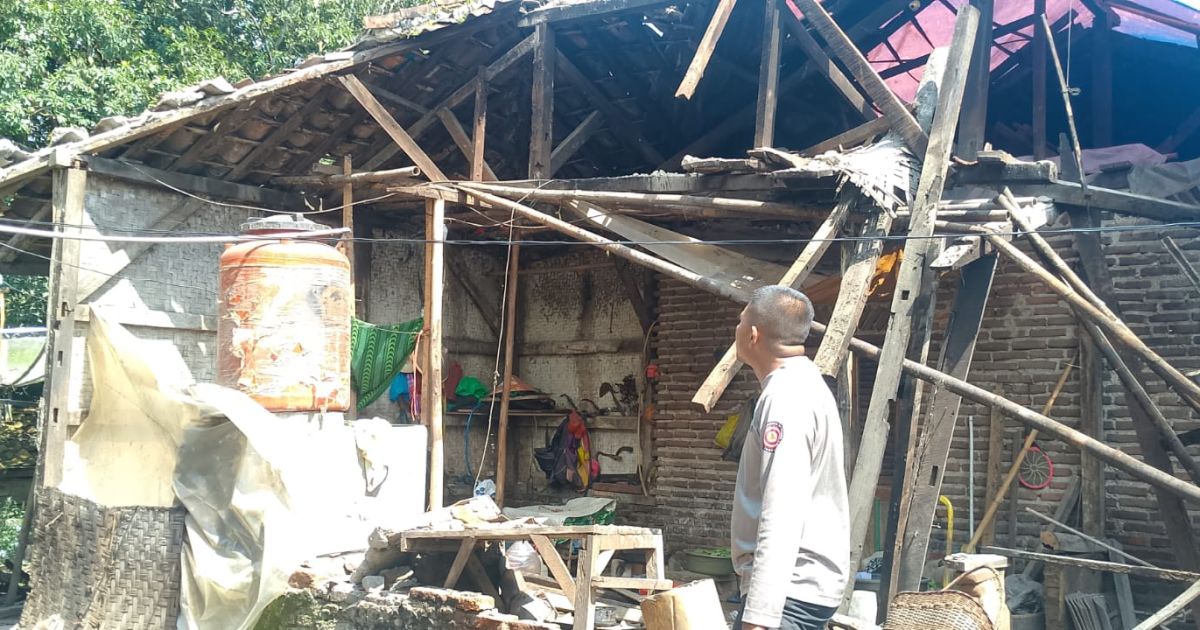 Rumah Warga di Simpenan Sukabumi Ambruk Usai Gempa M 4,2, Satu Keluarga Mengungsi