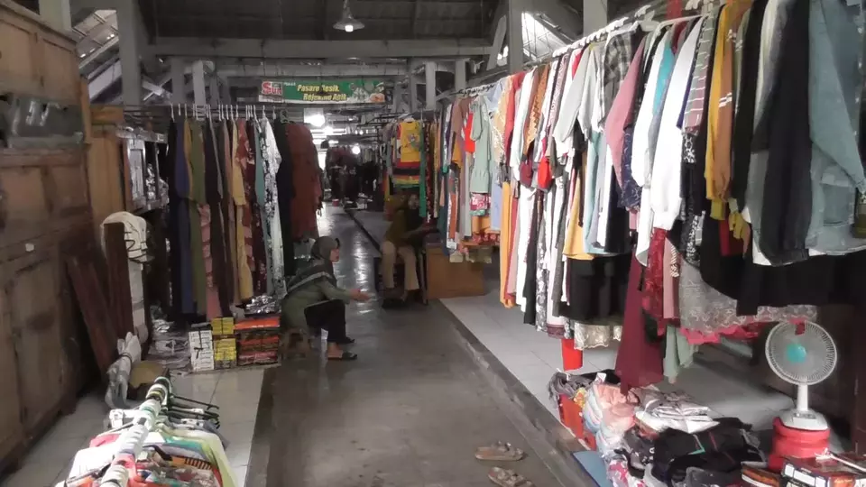 Suasana pengunjung Pasar Imogiri yang berburu pakaian Lebaran tidak seramai dibandingkan beberapa tahun sebelumnya. (Beritasatu.com/Joko Laksono)
