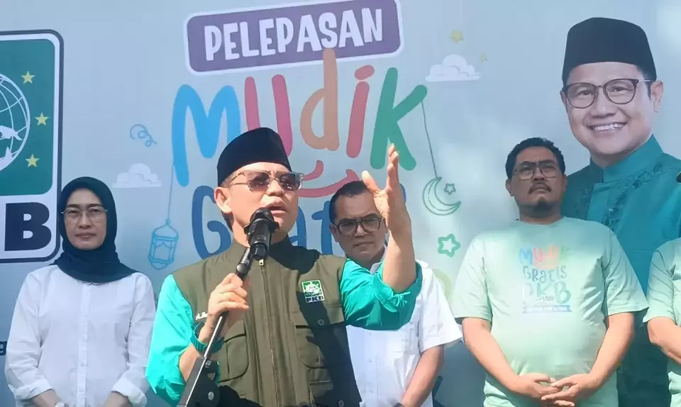 Ketua Umum DPP PKB Muhaimin Iskandar alias Cak Imin melepas program mudik gratis PKB di Kantor DPP PKB, Jakarta Pusat, Minggu 15 Maret 2026. (Beritasatu.com/Hendro Situmorang)