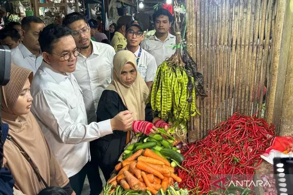 Menteri Perdagangan (Mendag) Budi Santoso melakukan peninjauan harga pangan di Pasar Rawasari, Jakarta, Senin 16 maret 2026. (Antara/Antara)