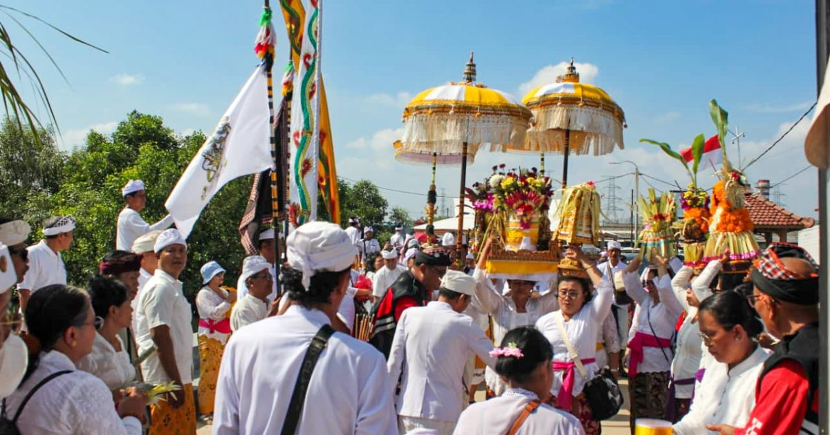 Ribuan Umat Hindu Bekasi Gelar Melasti Jelang Hari Raya Nyepi