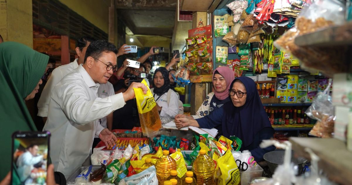 Mendag saat meninjau langsung harga dan pasokan di Pasar Rawasari, Jakarta Pusat, pada Senin (16/3/2026). foto, dag.