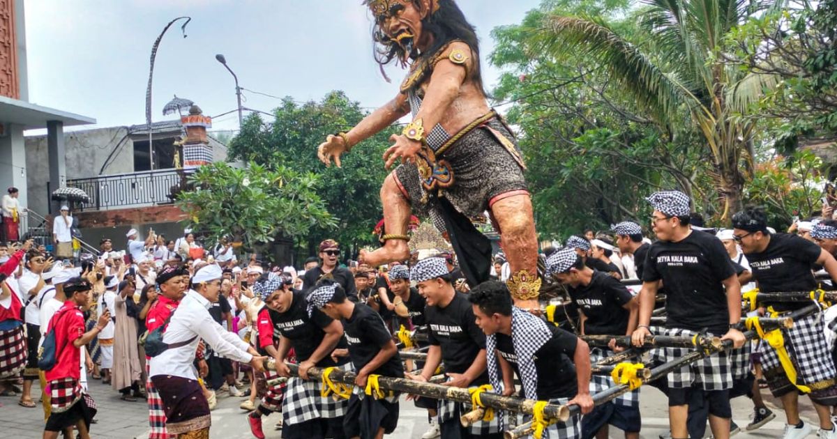 Puluhan pemuda Hindu yang tergabung dalam Yowana Bagasasi dari komunitas Banjar Suka Duka Hindu Dharma Bekasi menggelar prosesi mengarak ogoh-ogoh bertema Detya Kala Baka pada Rabu, 18 Maret 2026. (Putra)