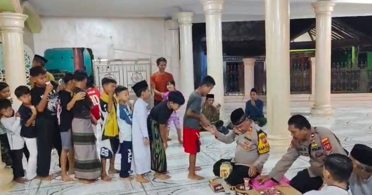 Kapolsek Cigudeg, AKP Budi Sehabudin, menghimbau masyarakat untuk melaksanakan takbiran cukup di masjid demi menjaga keamanan dan ketertiban. (Dede Surya)