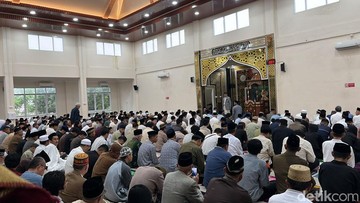 Foto: Jemaah Muhammadiyah di Kota Makassar, Sulawesi Selatan (Sulsel), bersiap melakukan Salat Idul Fitri 1447 Hijriah. (Sahrul Alim/detiksulsel)