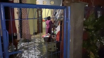 Foto: Banjir di Jalan Gotong Royong, Setu Pedongkelan, RT 08/ RW 05 Tugu, Cimanggis, Depok, Sabtu (21/3/2026). (Devi Puspitasari/detikcom)