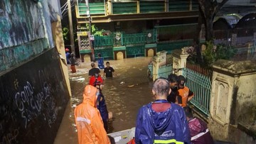 Foto: Banjir di Caracas Jaktim saat Lebaran 2026 (dok. Damkar)