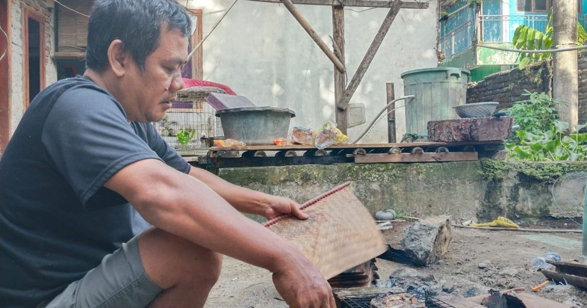 Pio Haryono Alias Marjon, Warga Mariuk yang Jago Bakar Ikan dengan Bumbu Sederhana