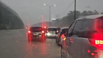 Foto: Tol Jagorawi arah Jakarta terendam banjir saat Lebaran (Herianto Batubara/detikcom)