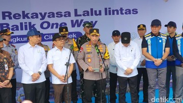 Foto: Kapolri Jenderal Listyo Sigit Prabowo saat memimpin flag off one way nasional di GT Kalikangkung, Semarang, Jawa Tengah, Selasa (24/3/2026). (Adrial/detikcom)